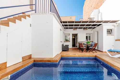 a swimming pool in the middle of a house at Casa Marinera en Palamós in Palamós