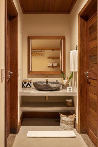 a bathroom with a sink and a mirror at Filho do Vento Kite & Lodge in Canguaretama
