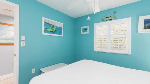 Postel nebo postele na pokoji v ubytování Starfish Seas Key Largo Ocean Pointe 1302
