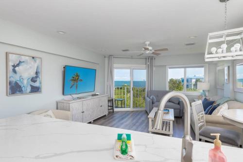 Postel nebo postele na pokoji v ubytování Ocean View Corner Penthouse Ocean Pointe 5416