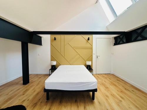 sypialnia z łóżkiem i dużymi drzwiami w obiekcie Loft duplex and rooftop w mieście Roubaix