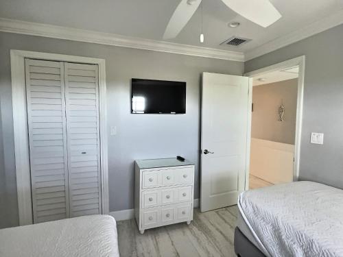 Ένα ή περισσότερα κρεβάτια σε δωμάτιο στο Sunrise Oasis - Top Floor Ocean Pointe 2411