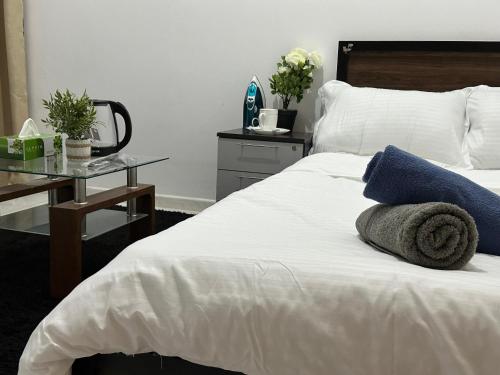 una camera con un letto bianco e un tavolo in vetro di Prestige Stay Abu Dhabi a Abu Dhabi