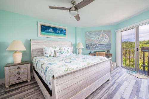 Postel nebo postele na pokoji v ubytování Paradise Palms Ocean Pointe 1206