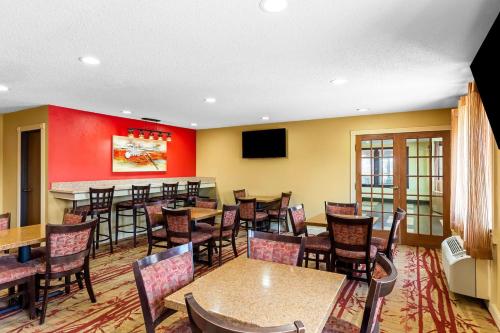 een restaurant met tafels en stoelen en een bar bij Best Western Jacksonville Inn in Jacksonville