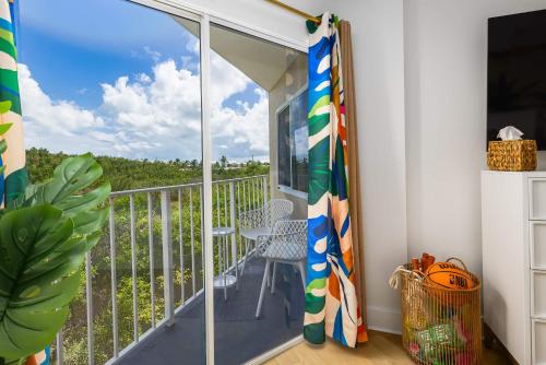 Ein Balkon oder eine Terrasse in der Unterkunft It's Island Time in the Keys Double King Ensuites 2 Balconies
