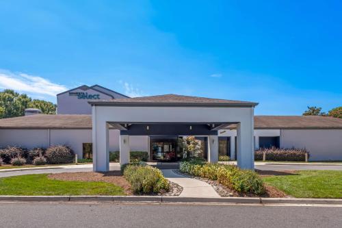 a front view of a hotel with a building at Sonesta Select Charlotte University Research Park in Charlotte