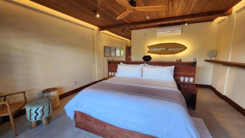 a bedroom with a large bed and a wooden ceiling at Filho do Vento Kite & Lodge in Canguaretama