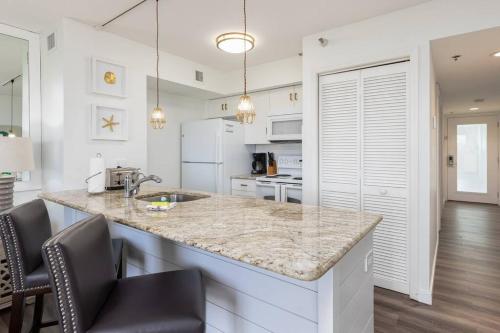 Una cocina o zona de cocina en Lazy Daze Double King Suite Ocean Pointe 2310