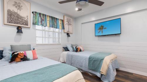 Un dormitorio con dos camas y un televisor de pantalla plana. en Sunshine Paradise Key Largo Ocean Pointe 4402, en Cayo Largo