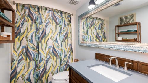 Un baño con lavabo y cortina de ducha. en Sunshine Paradise Key Largo Ocean Pointe 4402, en Cayo Largo