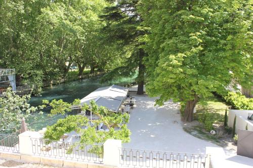 an overhead view of a river with trees and a fence at Hotel Restaurant du Parc en Bord de Rivière in Fontaine-de-Vaucluse