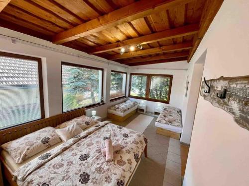 Ένα ή περισσότερα κρεβάτια σε δωμάτιο στο Kapina sk - Dom Adrián