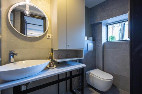 une salle de bains avec lavabo, toilettes et miroir dans l'établissement Bascarsija Corner, à Sarajevo