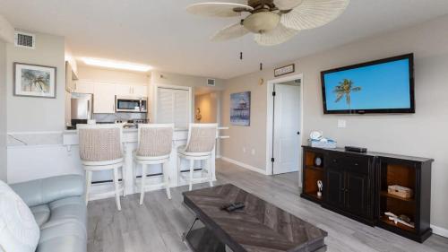 Una sala de estar con un sofá y un televisor de pantalla plana. en Marina to Ocean View Key Largo Ocean Pointe 5308, en Cayo Largo