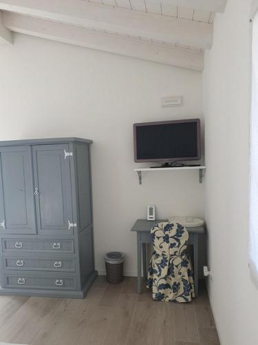 a room with a desk and a tv and a chair at B&B Il Pozzo dei Desideri in Martellago
