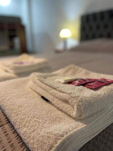 a pair of towels sitting on top of a bed at Hospedaje Umma2-Ezeiza in Ezeiza