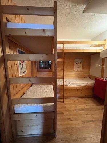 deux lits superposés dans une chambre avec parquet dans l'établissement Résidence Les Arolles - 2 pièces cabine 6 personnes exposé Sud MAE-9724, à Valloire