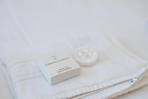 une serviette blanche avec une boîte et une bougie dans l'établissement Bascarsija Corner, à Sarajevo