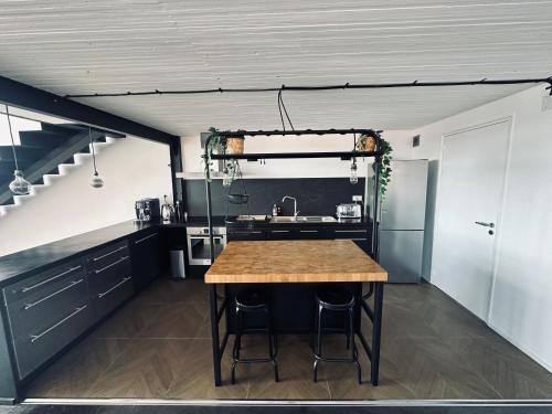 kuchnia ze stołem i zlewem w obiekcie Loft duplex and rooftop w mieście Roubaix