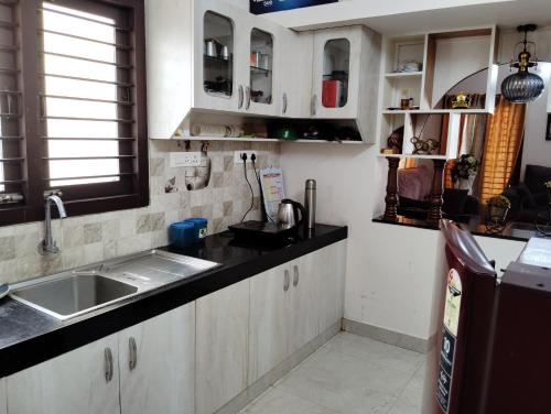 Kuchyň nebo kuchyňský kout v ubytování HOME STAY at SRIRAM VILLA Kumbakonam