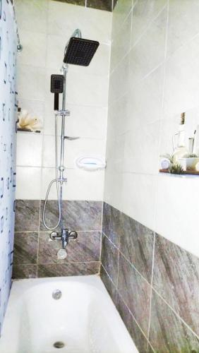 ein Badezimmer mit Badewanne und Dusche in der Unterkunft Hamza pyramids View in Kairo