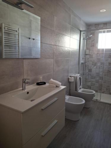 a bathroom with a sink and a toilet at La Villa 4 in Burgos