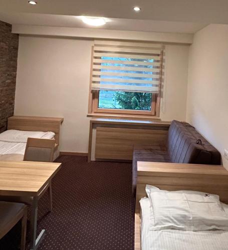 a room with two beds and a window at Apartmani Haski Konaci in Kopaonik