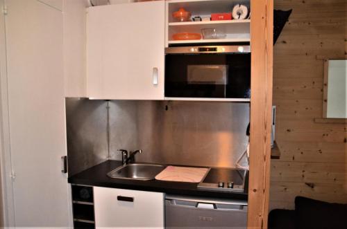 une cuisine avec un évier et un micro-ondes dans l'établissement Résidence Armoise - Studio de 18m2 pour 2 personnes avec petite veranda MAE-5924, aux Menuires
