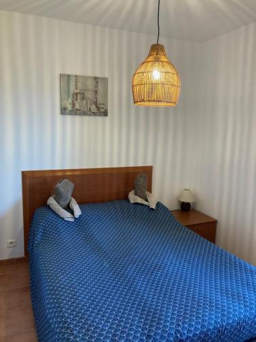 une chambre avec un lit bleu avec des serviettes dessus dans l'établissement La casa d emma, à Linguizzetta