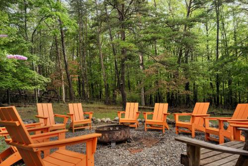 Φωτογραφία από το άλμπουμ του Mountain Retreat w HotTub, Spacious Deck & FirePit σε Great Cacapon