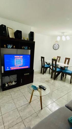 Una televisión o centro de entretenimiento en Portada VIP