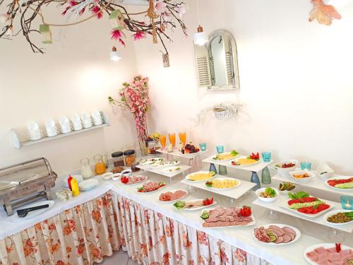 a buffet line with many plates of food at VILLA MEDICA - Ośrodek wypoczynkowy z basenem oraz pełnym wyżywieniem in Rabka