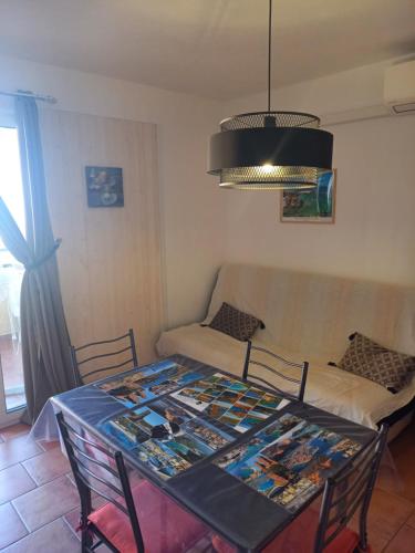 un salon avec une table et un canapé dans l'établissement La casa d emma, à Linguizzetta