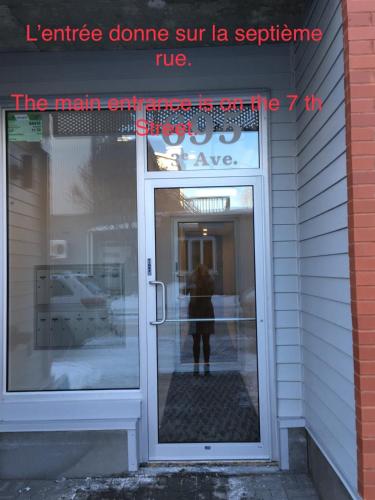 a person standing at the door of a store at Le Studio Cohen "parking inclus" in Quebec City