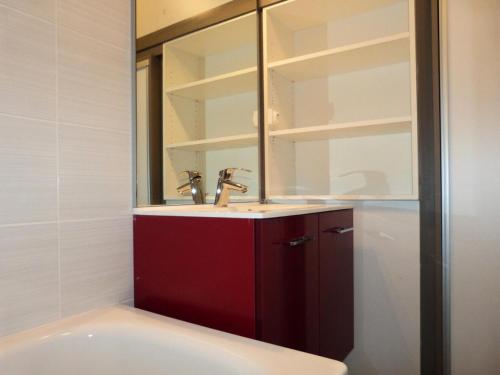 une salle de bain avec un lavabo et un miroir dans l'établissement Résidence Diamant - Studio pour 4 Personnes 184, à Aime La Plagne