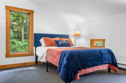 a bedroom with a large bed with a window at Lincoln Lodge in Cedar