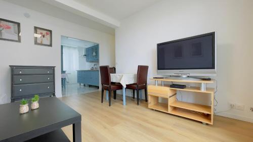 un salon doté d'une télévision et de chaises dans l'établissement à Paris, à Montrouge