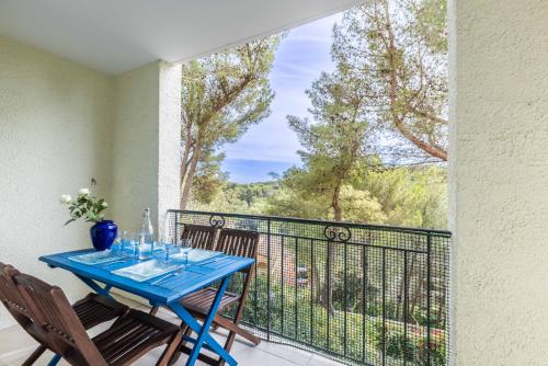 d'une table bleue et de chaises sur un balcon avec vue. dans l'établissement LB Vacation Rentals I Spacious 2BR Apartment with Terrace, Balcony, à Mougins
