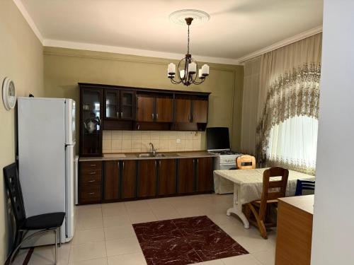 Una cocina con un refrigerador blanco y una mesa. en Mardakan Green Village, en Baku