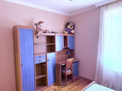 Habitación con escritorio y armario azul. en Mardakan Green Village, en Baku