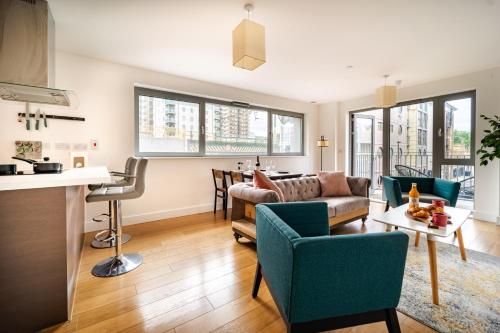a living room with a couch and a table at Chic property near Tower Hill with a gym in London