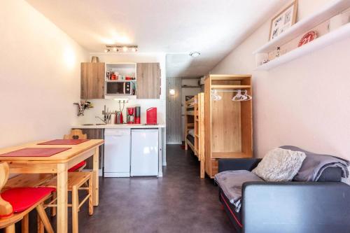 Ce petit appartement comprend une cuisine et une salle à manger. dans l'établissement Résidence Le France - Résidence LE FRANCE N°635 MAE-4961, à La Plagne Tarentaise
