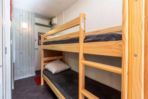 - deux lits superposés dans une petite chambre dans l'établissement Résidence Le France - Résidence LE FRANCE N°635 MAE-4961, à La Plagne Tarentaise