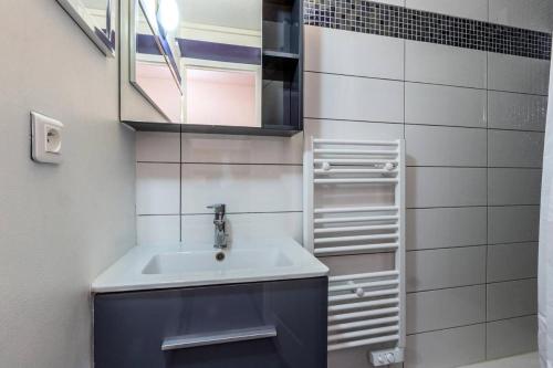 une salle de bain avec un lavabo et un miroir dans l'établissement Résidence Le France - Résidence LE FRANCE N°635 MAE-4961, à La Plagne Tarentaise
