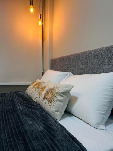 a bedroom with a bed with white pillows at Studio Pé na areia - Icaraí in Niterói