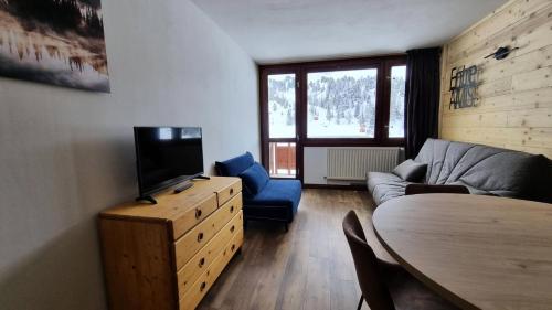 un salon avec un canapé et une télévision dans l'établissement Résidence Le France - Résidence LE FRANCE N°939 MAE-5421, à La Plagne Tarentaise