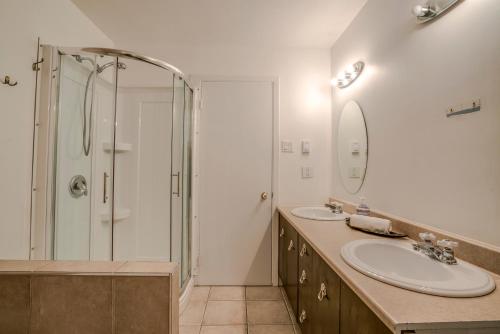 een badkamer met twee wastafels en een douche bij 881 L'APPARTEMENT FAMILIAL "Central" in Québec