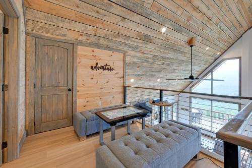 Posezení v ubytování Blue Ridge Mountain-View Cabin with Hot Tub and Deck!