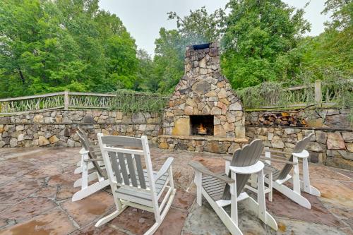 Fotografie z fotogalerie ubytování Blue Ridge Mountain-View Cabin with Hot Tub and Deck! v destinaci Andrews
